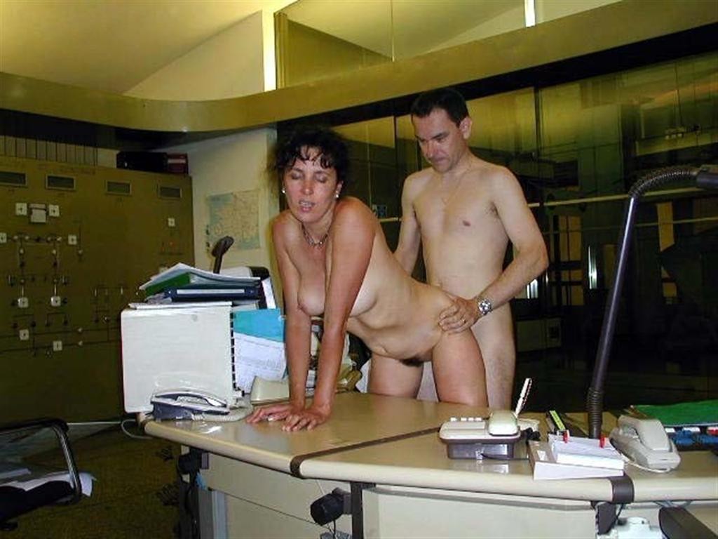 Две зрелые бухгалтерши из России раздеваются в офисе порно фото