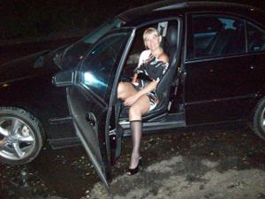 Сидя в машине, жена показывает киску под юбкой - фото #2
