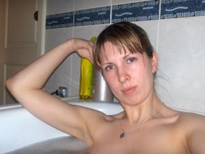 Худая немка принимает ванну - фото #12