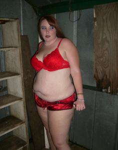 Жирная молодая женушка сняла красное нижнее белье - фото #2