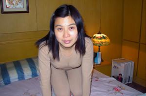 Китаянка пытается удивить волосатой пиздой? - фото #24