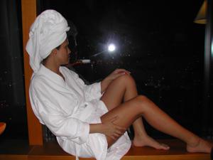 Суперская латиноамериканка показала сиськи в ванной - фото #2
