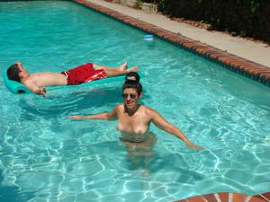 Брюнетка отдыхает топлесс в бассейне - фото #1