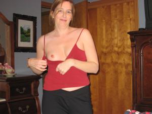 Рыжеволосая зрелая дама с небольшой грудкой - фото #37