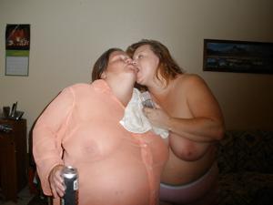 Бисексуальные толстухи и муж одной из них - фото #3
