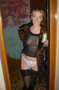 Пьяненькая русская женщина светит сиськами в подъезде - фото #2