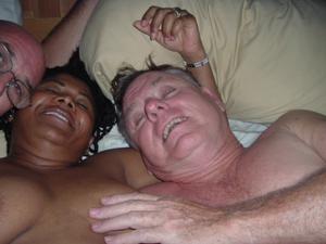 Взрослая негритянка отдыхает с двумя белыми мужчинами - фото #1