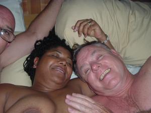 Взрослая негритянка отдыхает с двумя белыми мужчинами - фото #2