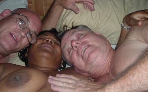 Взрослая негритянка отдыхает с двумя белыми мужчинами - фото #28
