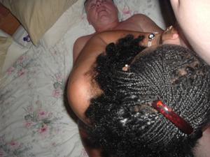 Взрослая негритянка отдыхает с двумя белыми мужчинами - фото #5