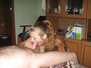 Длинноволосая Ирина делает мужу минет - фото #11