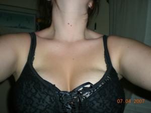 Впечатляющая грудь молодой жены - фото #25