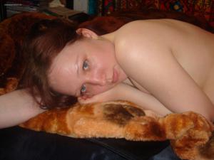 Русская рыжая телочка лежит голая на кровати - фото #18
