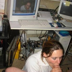 Жены и подружки за компьютером - фото #5