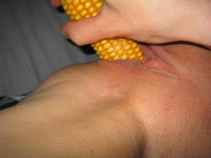 Женщина любит кукурузу - фото #28