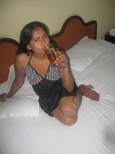Смуглая дама пьет пиво в номере отеле и... - фото #10