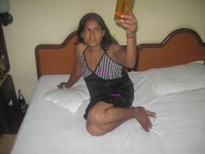 Смуглая дама пьет пиво в номере отеле и... - фото #13