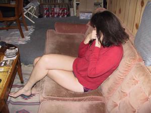 Женщина в красном свитере и без трусов - фото #11