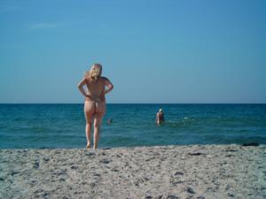 С женой на пляже голышом - фото #6