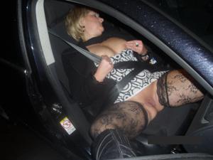 Было не втерпеж и женщина дрочила киску в машине - фото #25