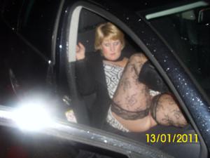 Было не втерпеж и женщина дрочила киску в машине - фото #30