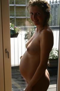 Обнаженная блондинка беременная и не очень - фото #10