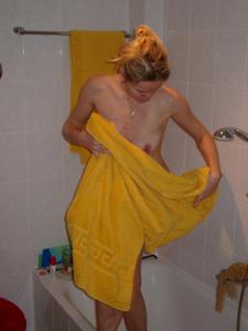 Блондинка принимает душ после пляжа - фото #35