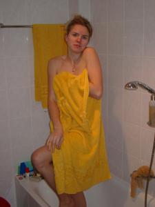 Блондинка принимает душ после пляжа - фото #36