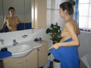 Беременная худышка принимает ванну - фото #16