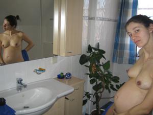 Беременная худышка принимает ванну - фото #17