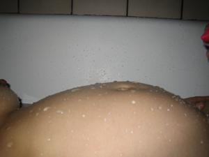 Беременная худышка принимает ванну - фото #5