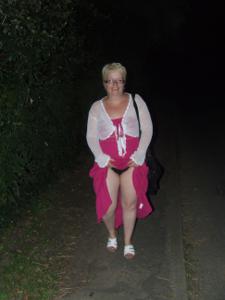 Толстенькая англичанка в парке на прогулке - фото #12
