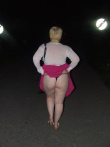 Толстенькая англичанка в парке на прогулке - фото #25