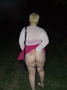 Толстенькая англичанка в парке на прогулке - фото #45