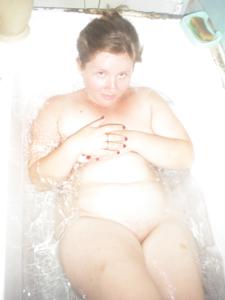 Принимает ванну и сосет - фото #36
