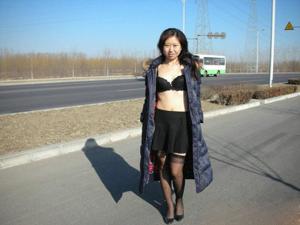 Китаянка показывает киску в машине и на дороге - фото #17