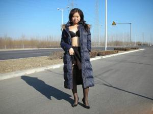 Китаянка показывает киску в машине и на дороге - фото #23