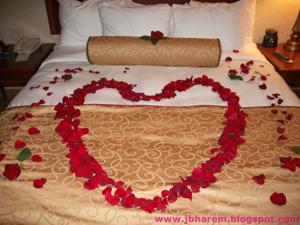 Усыпал постель лепестками роз и полизал у невесты - фото #2