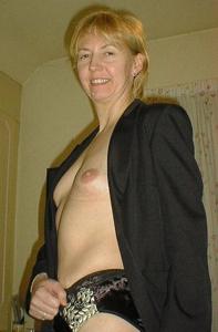 Небольшая грудка и бритая киска зрелой бабы - фото #20