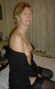 Небольшая грудка и бритая киска зрелой бабы - фото #29