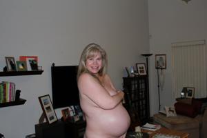 Сильно беременная блондинка - фото #3
