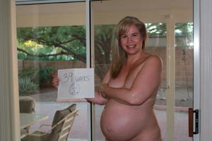 Сильно беременная блондинка - фото #7