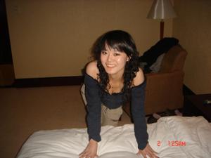 Азиатка Наоми лежит голая в кровати - фото #1