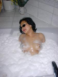 Филиппинка Дина сосет и принимает ванну - фото #20