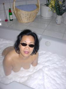 Филиппинка Дина сосет и принимает ванну - фото #7