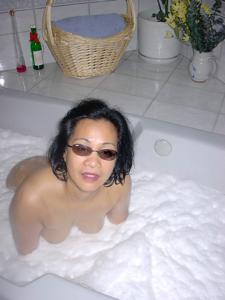 Филиппинка Дина сосет и принимает ванну - фото #8