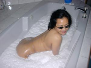 Филиппинка Дина сосет и принимает ванну - фото #9