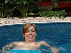 Женщина предпочитает купаться голой - фото #16