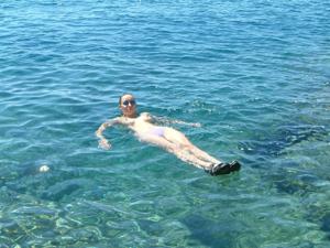 Женщина предпочитает купаться голой - фото #35