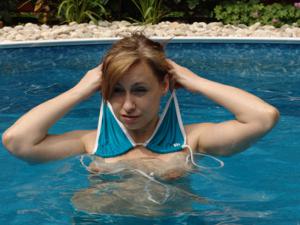 Женщина предпочитает купаться голой - фото #9